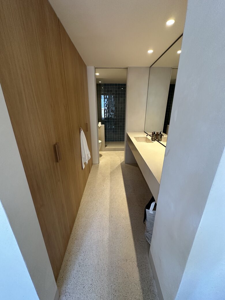 Primary bedroom en-suite bathroom
