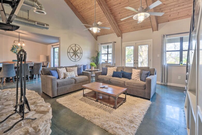 Cozy Hill Country Haven on the Water - Kingsland, Texas