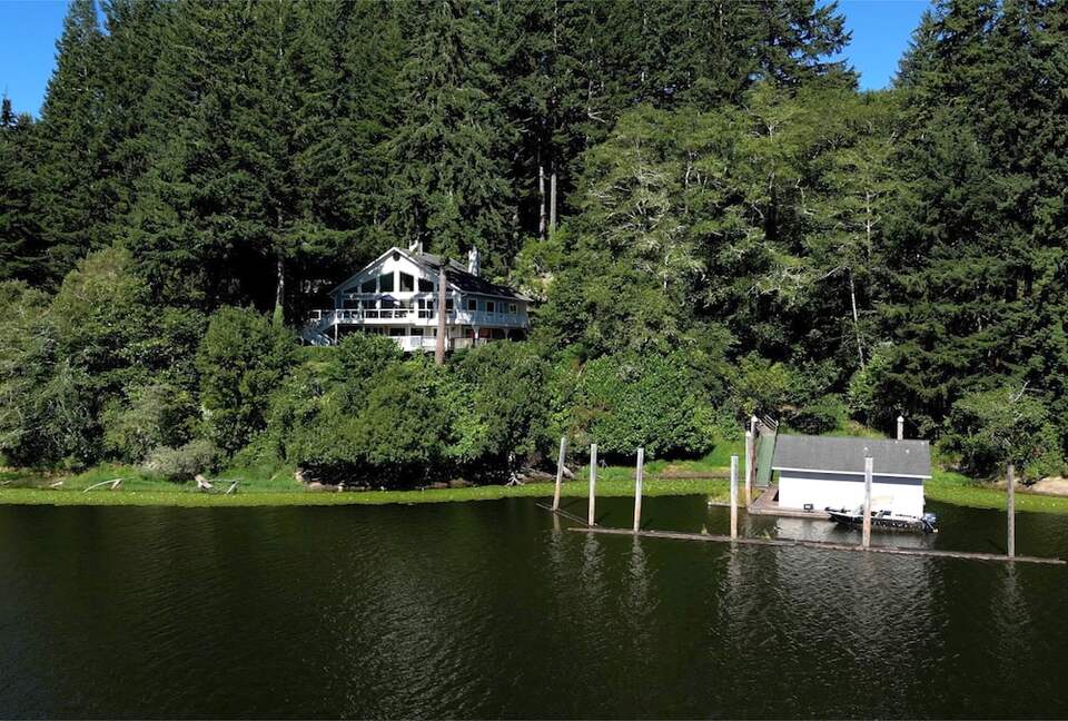 South Tenmile Lake Waterfront Retreat - Lakeside, Oregon