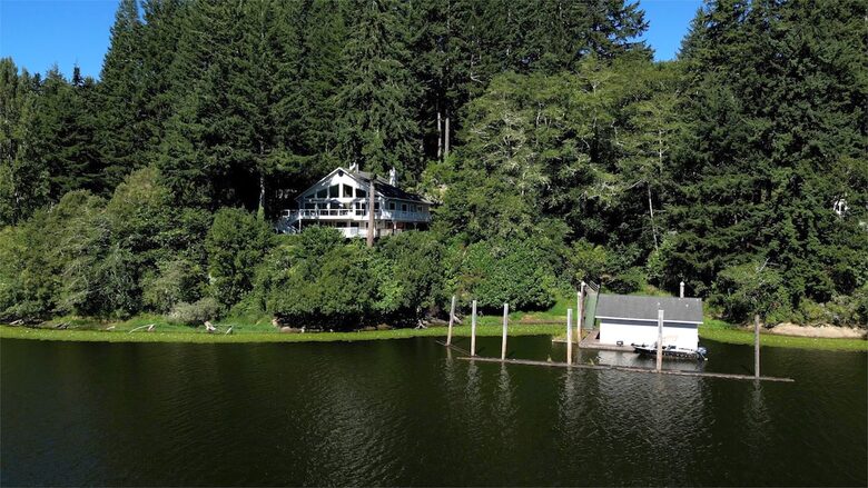 South Tenmile Lake Waterfront Retreat - Lakeside, Oregon