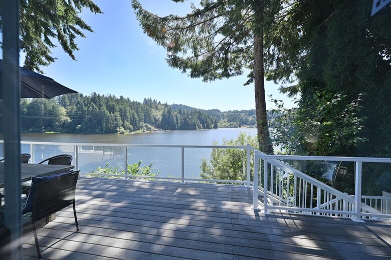 South Tenmile Lake Waterfront Retreat - Lakeside, Oregon