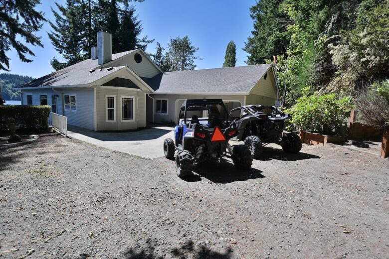 South Tenmile Lake Waterfront Retreat - Lakeside, Oregon