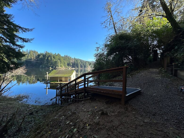 South Tenmile Lake Waterfront Retreat - Lakeside, Oregon