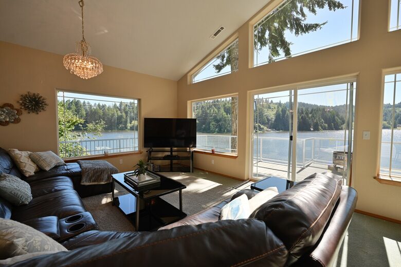 South Tenmile Lake Waterfront Retreat - Lakeside, Oregon