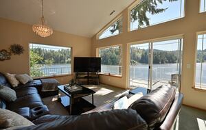 South Tenmile Lake Waterfront Retreat - Lakeside, Oregon