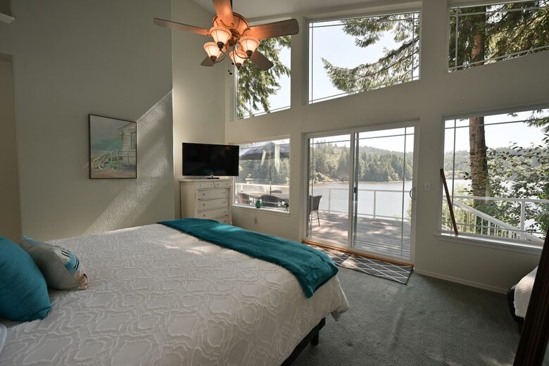 South Tenmile Lake Waterfront Retreat - Lakeside, Oregon