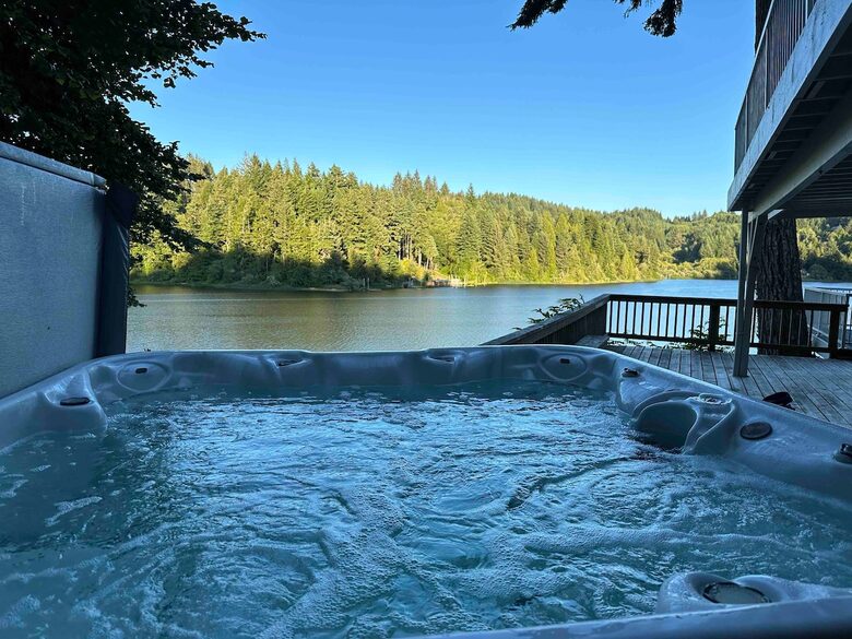 South Tenmile Lake Waterfront Retreat - Lakeside, Oregon