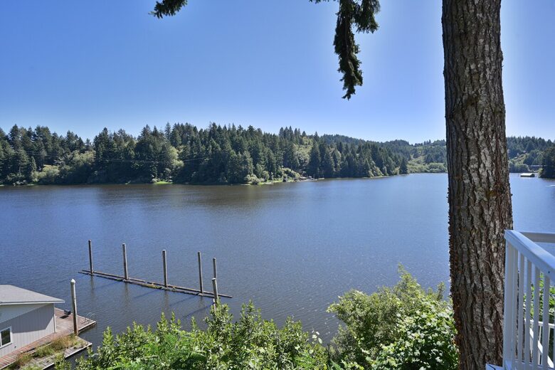 South Tenmile Lake Waterfront Retreat - Lakeside, Oregon