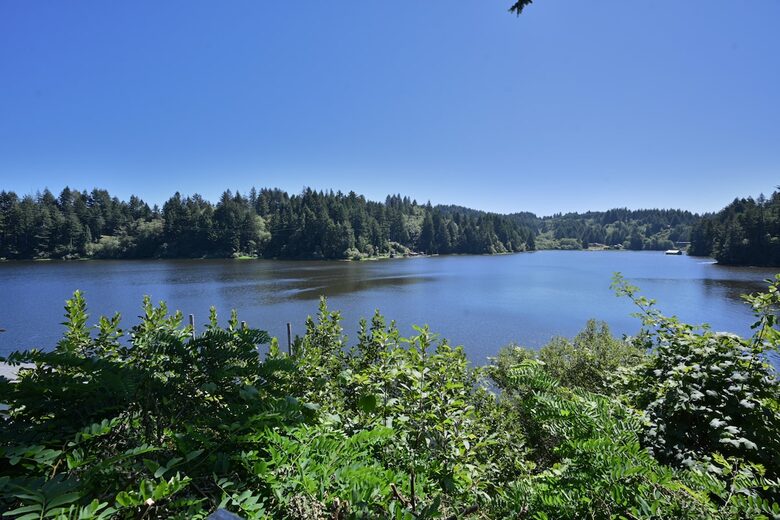 South Tenmile Lake Waterfront Retreat - Lakeside, Oregon
