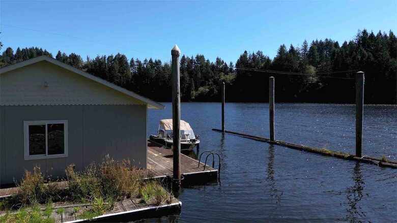 South Tenmile Lake Waterfront Retreat - Lakeside, Oregon