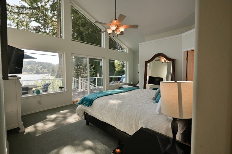 South Tenmile Lake Waterfront Retreat - Lakeside, Oregon