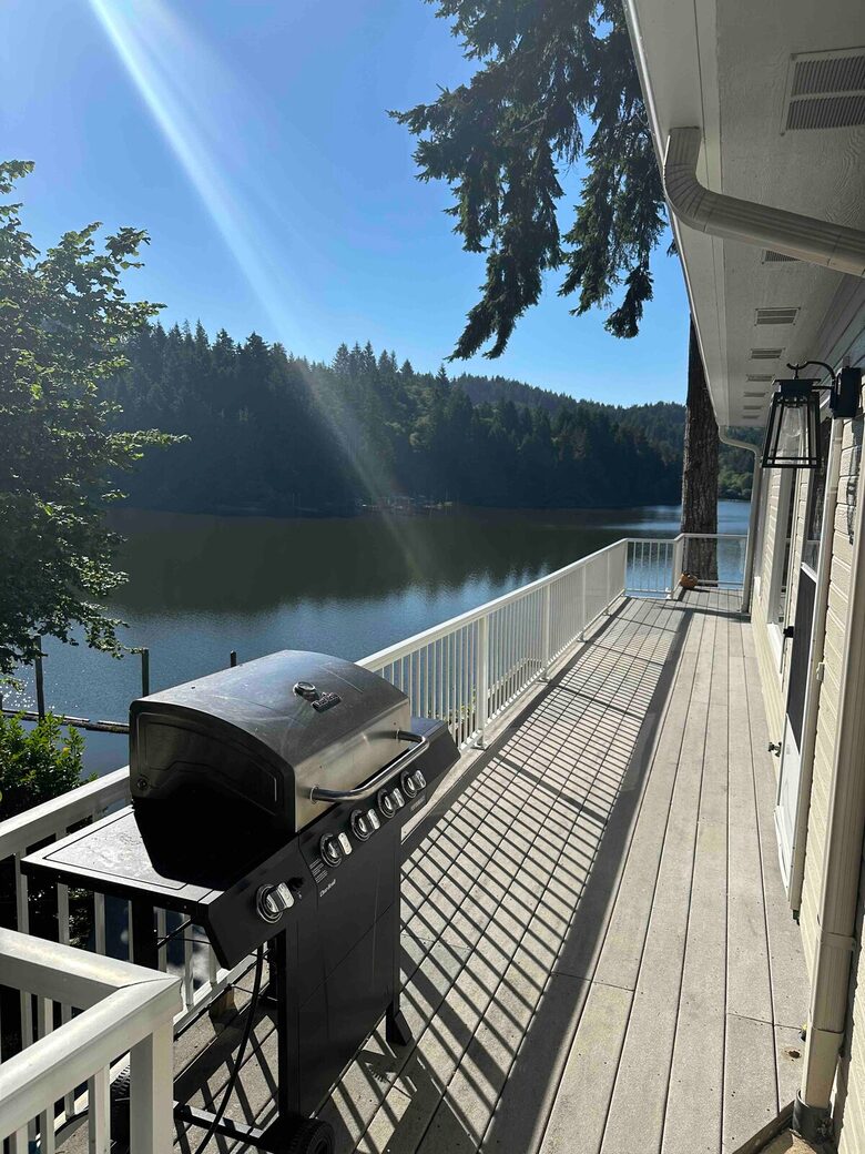 South Tenmile Lake Waterfront Retreat - Lakeside, Oregon