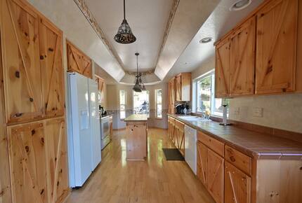 South Tenmile Lake Waterfront Retreat - Lakeside, Oregon
