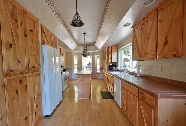 South Tenmile Lake Waterfront Retreat - Lakeside, Oregon