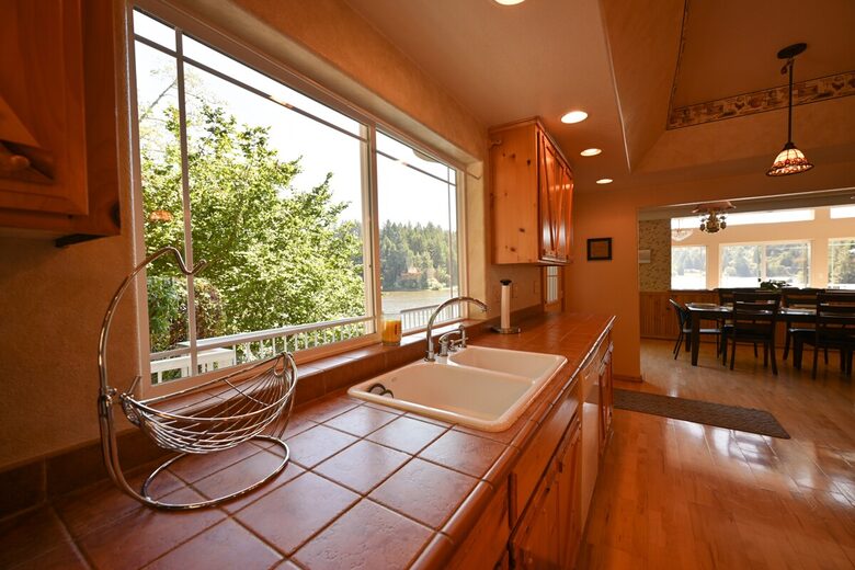 South Tenmile Lake Waterfront Retreat - Lakeside, Oregon