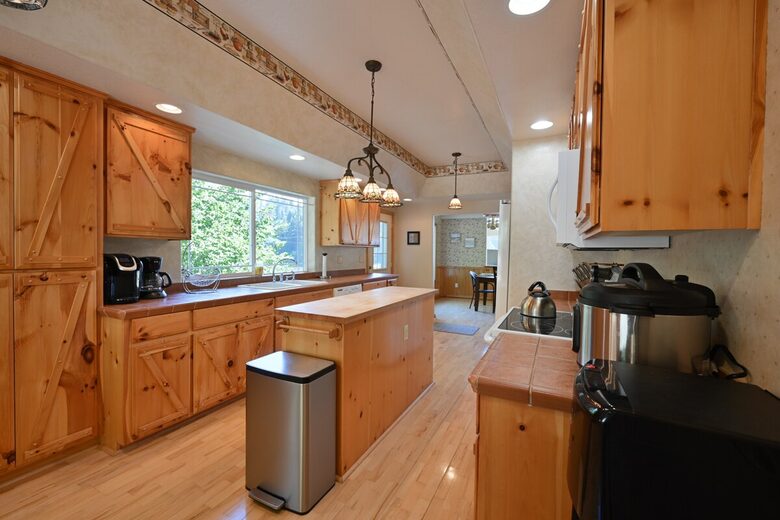 South Tenmile Lake Waterfront Retreat - Lakeside, Oregon