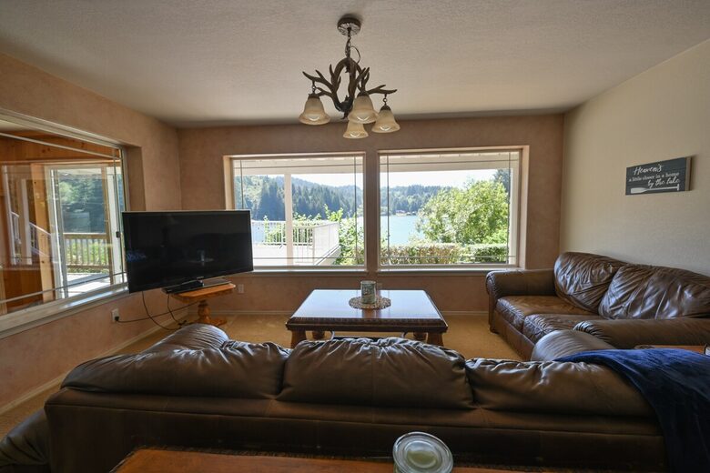 South Tenmile Lake Waterfront Retreat - Lakeside, Oregon