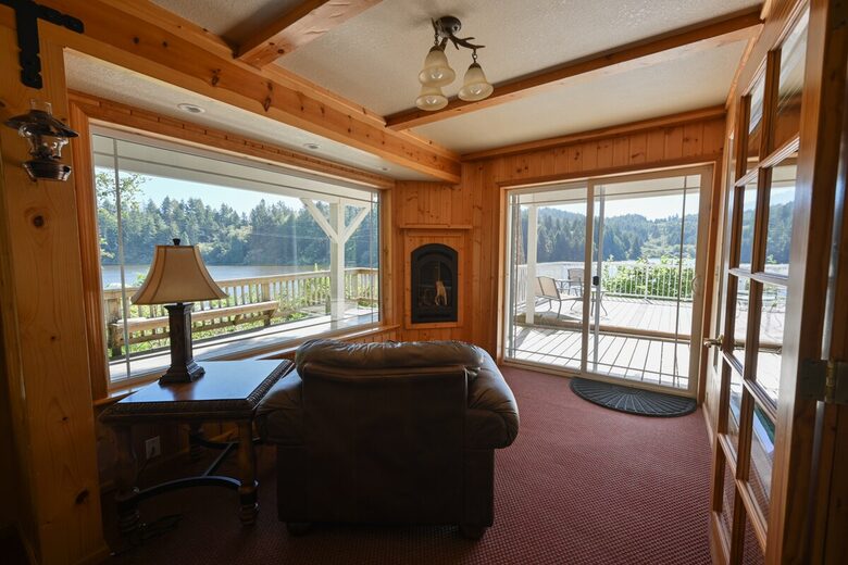 South Tenmile Lake Waterfront Retreat - Lakeside, Oregon