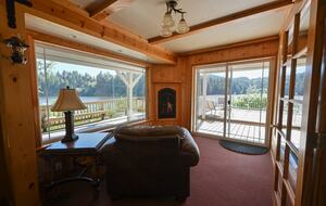 South Tenmile Lake Waterfront Retreat - Lakeside, Oregon