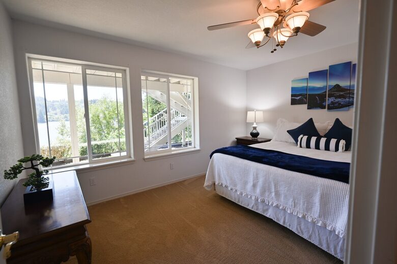 South Tenmile Lake Waterfront Retreat - Lakeside, Oregon