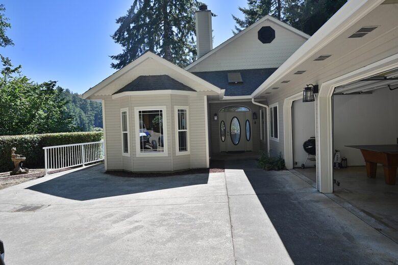 South Tenmile Lake Waterfront Retreat - Lakeside, Oregon