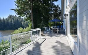 South Tenmile Lake Waterfront Retreat - Lakeside, Oregon