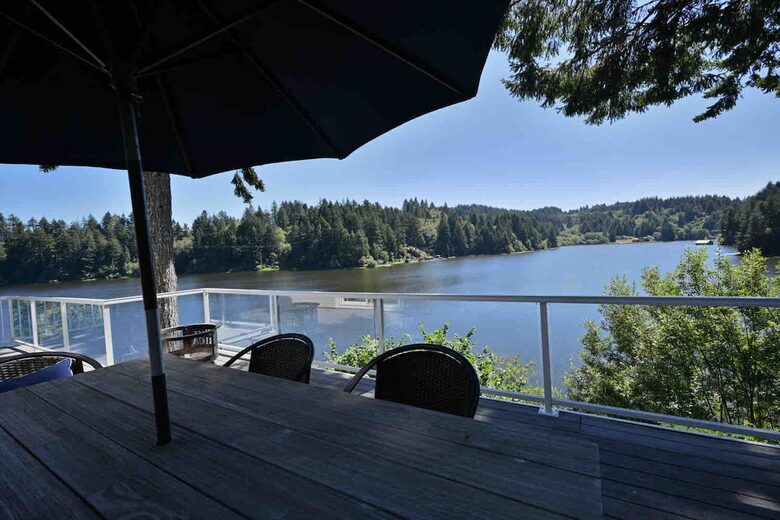 South Tenmile Lake Waterfront Retreat - Lakeside, Oregon