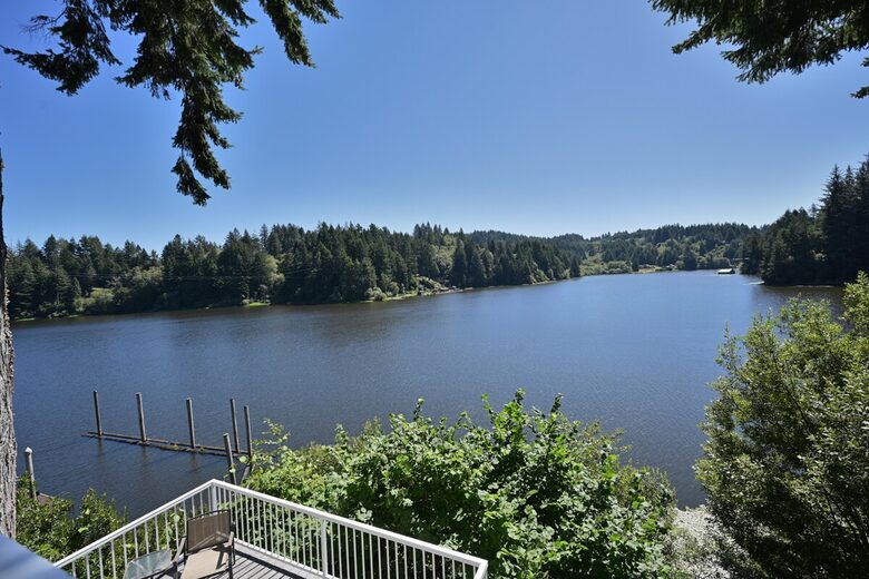 South Tenmile Lake Waterfront Retreat - Lakeside, Oregon