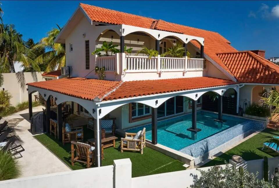 Villa Saliña: A Serene Luxury Retreat with Lake Views in Noord - Noord, Aruba