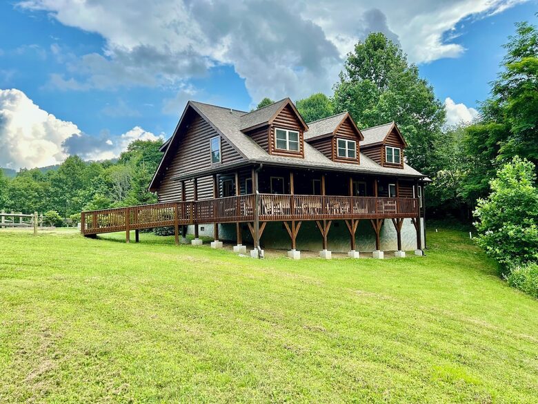 Elegant Lodge Retreat Nestled in the Appalachians - Banner Elk, North Carolina