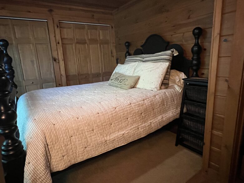 Queen size bedroom