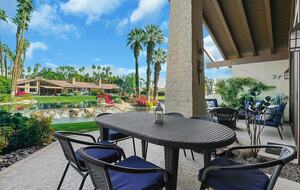 Ruhiger Rückzugsort in der Wüste mit Blick auf Grünflächen und Wasser – Palm Desert, Kalifornien