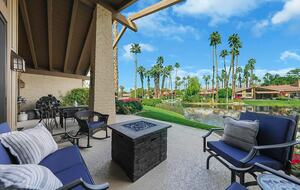 Ruhiger Rückzugsort in der Wüste mit Blick auf Grünflächen und Wasser – Palm Desert, Kalifornien