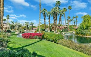 Ruhiger Rückzugsort in der Wüste mit Blick auf Grünflächen und Wasser – Palm Desert, Kalifornien