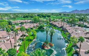 Ruhiger Rückzugsort in der Wüste mit Blick auf Grünflächen und Wasser – Palm Desert, Kalifornien