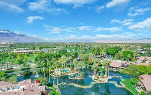 Ruhiger Rückzugsort in der Wüste mit Blick auf Grünflächen und Wasser – Palm Desert, Kalifornien