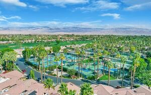 Ruhiger Rückzugsort in der Wüste mit Blick auf Grünflächen und Wasser – Palm Desert, Kalifornien