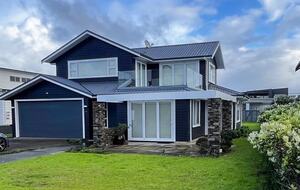 Sunlit Seaside Escape with Ocean Views - Omaha, New Zealand