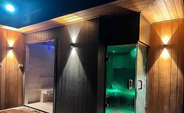 Oakwood Escape | Spa, Style & Serenity - Matcham, Australia
