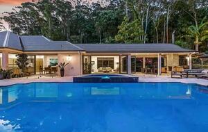 Oakwood Escape | Spa, Style & Serenity - Matcham, Australia