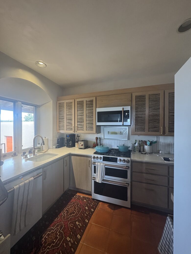 Kitchen with gas cooktop