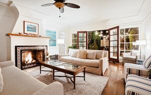 Living room with gas fireplace (remote controlled)