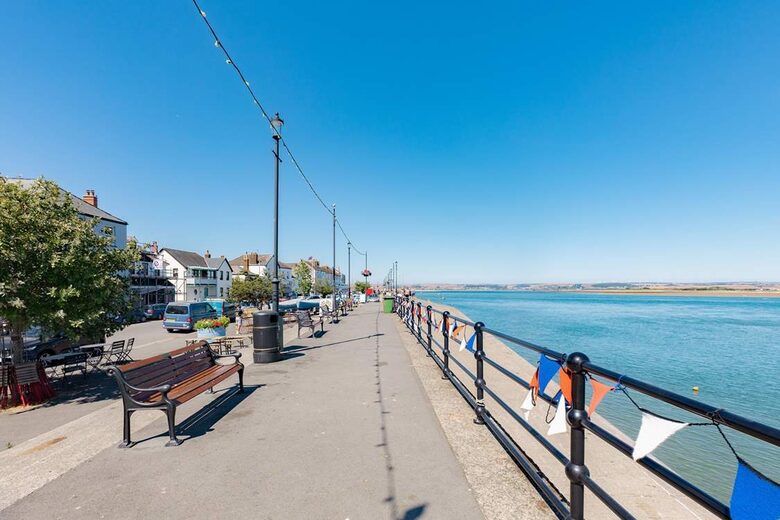 Stylish Three-Bedroom Coastal Home, with Expansive Gardens & Scenic Views - Georgeham, United Kingdom