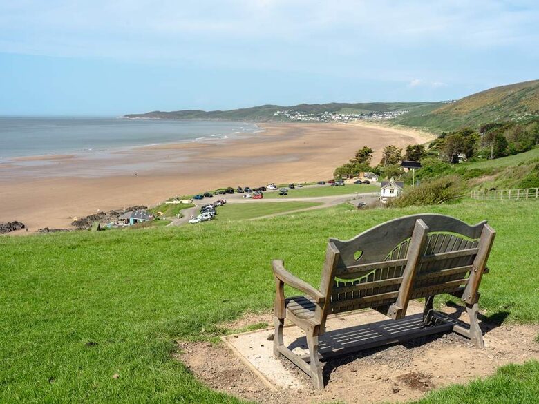 Stylish Three-Bedroom Coastal Home, with Expansive Gardens & Scenic Views - Georgeham, United Kingdom