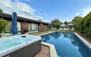 Brighton Blissful | A Poolside Coastal Retreat - Brighton East, Australia