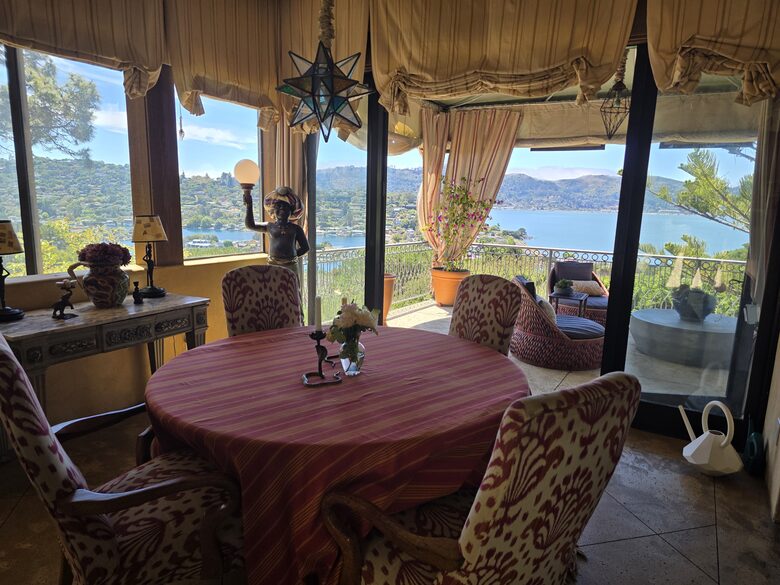 breakfast room