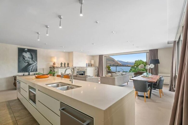 Elegant Retreat with Mountain and Water Vistas - Wānaka, New Zealand