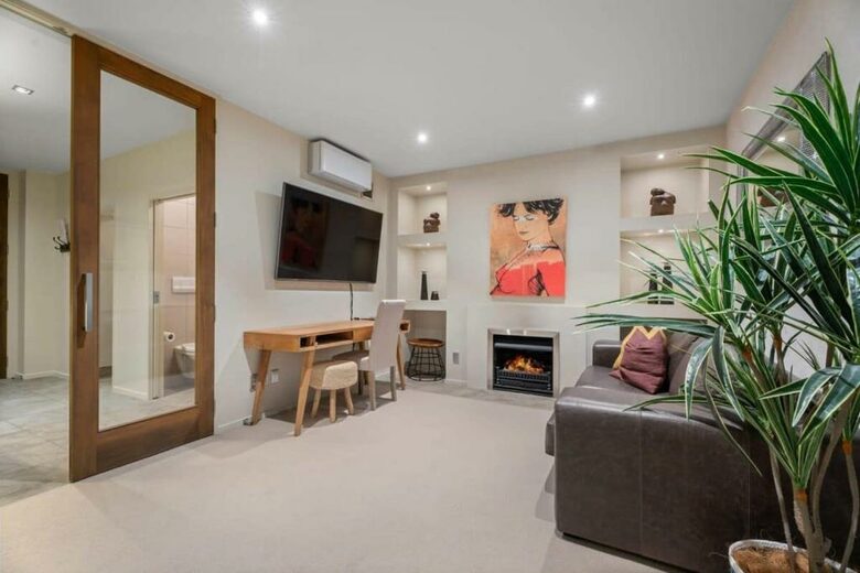 Elegant Retreat with Mountain and Water Vistas - Wānaka, New Zealand