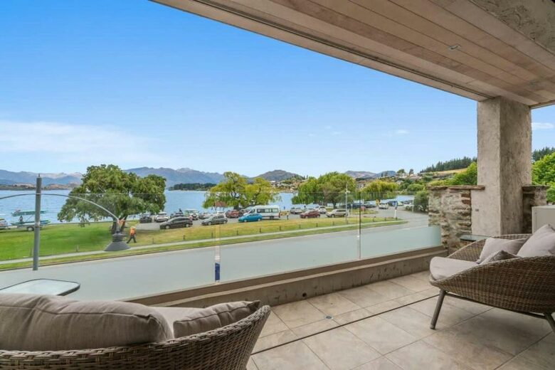 Elegant Retreat with Mountain and Water Vistas - Wānaka, New Zealand