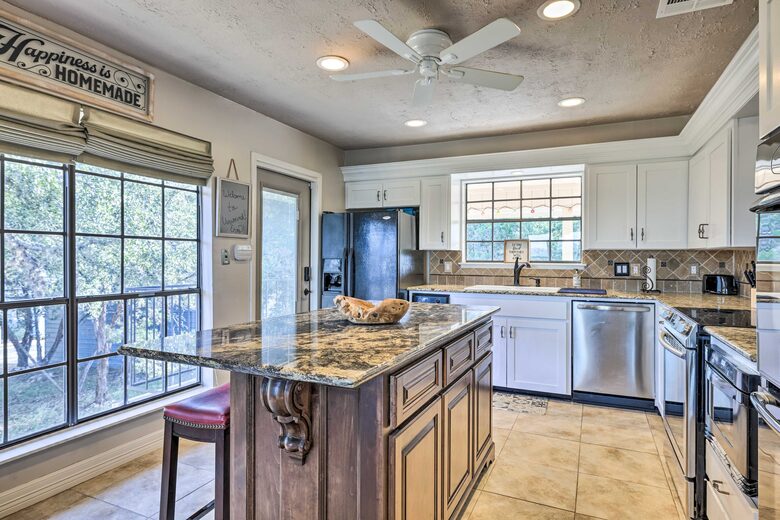 Unwound at Canyon Lake | A Refined Canyon Lake Escape - Canyon Lake, Texas